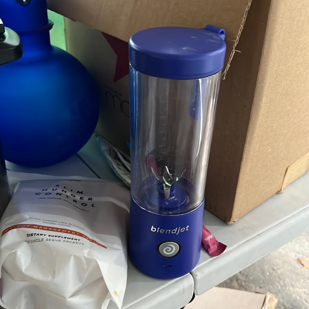 Personal blender with slim drinks